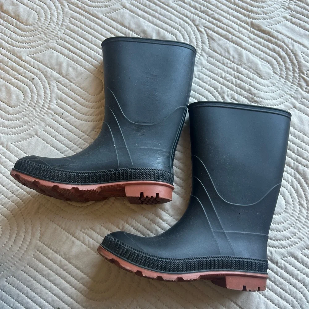 Kids navy rain boots size 2. No insoles. Decent shape, mild scratches.